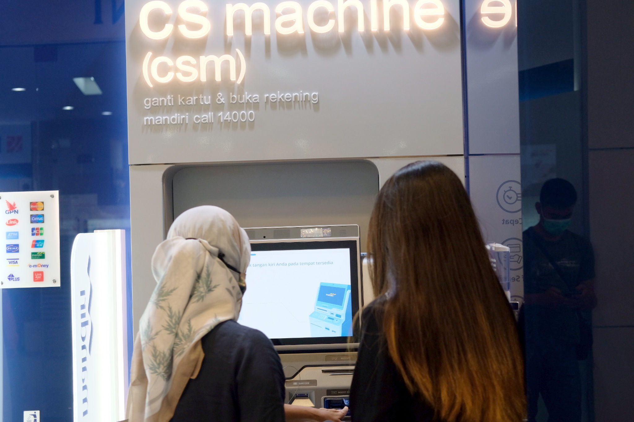 <p>Petugas edukator mendampingi nasabah mengganti kartu debit ATM dengan chip menggunakan Customer Service Machine (CSM) di kantor cabang Bank Mandiri Edu-Branch, Pondok Indah Mall 1, Jakarta, Kamis, 18 Februari 2021. Foto: Ismail Pohan/TrenAsia</p>
