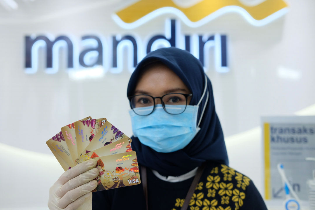 <p>Karyawati menunjukkan kartu debit ATM dengan chip di kantor cabang Bank Mandiri Edu-Branch, Pondok Indah Mall 1, Jakarta, Kamis, 18 Februari 2021. Foto: Ismail Pohan/TrenAsia</p>
