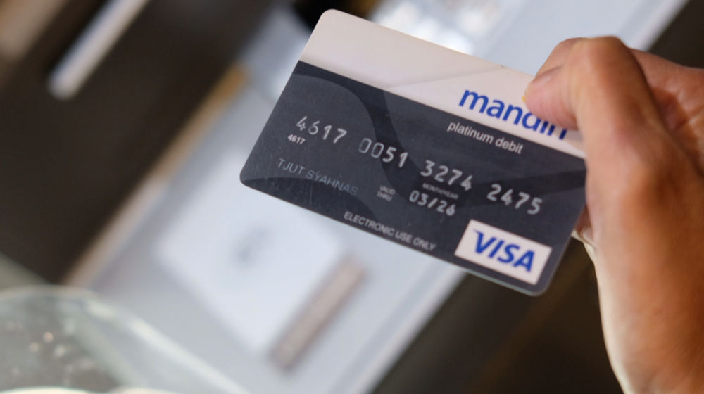 <p>Nasabah mengganti kartu debit ATM lama dengan magnetic stripe menggunakan Customer Service Machine (CSM) di kantor cabang Bank Mandiri Edu-Branch, Pondok Indah Mall 1, Jakarta, Kamis, 18 Februari 2021. Foto: Ismail Pohan/TrenAsia</p>
