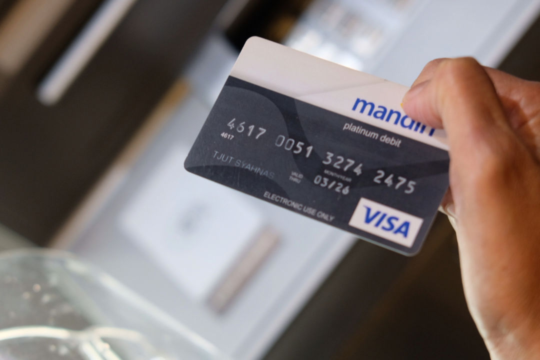 <p>Nasabah mengganti kartu debit ATM lama dengan magnetic stripe menggunakan Customer Service Machine (CSM) di kantor cabang Bank Mandiri Edu-Branch, Pondok Indah Mall 1, Jakarta, Kamis, 18 Februari 2021. Foto: Ismail Pohan/TrenAsia</p>
