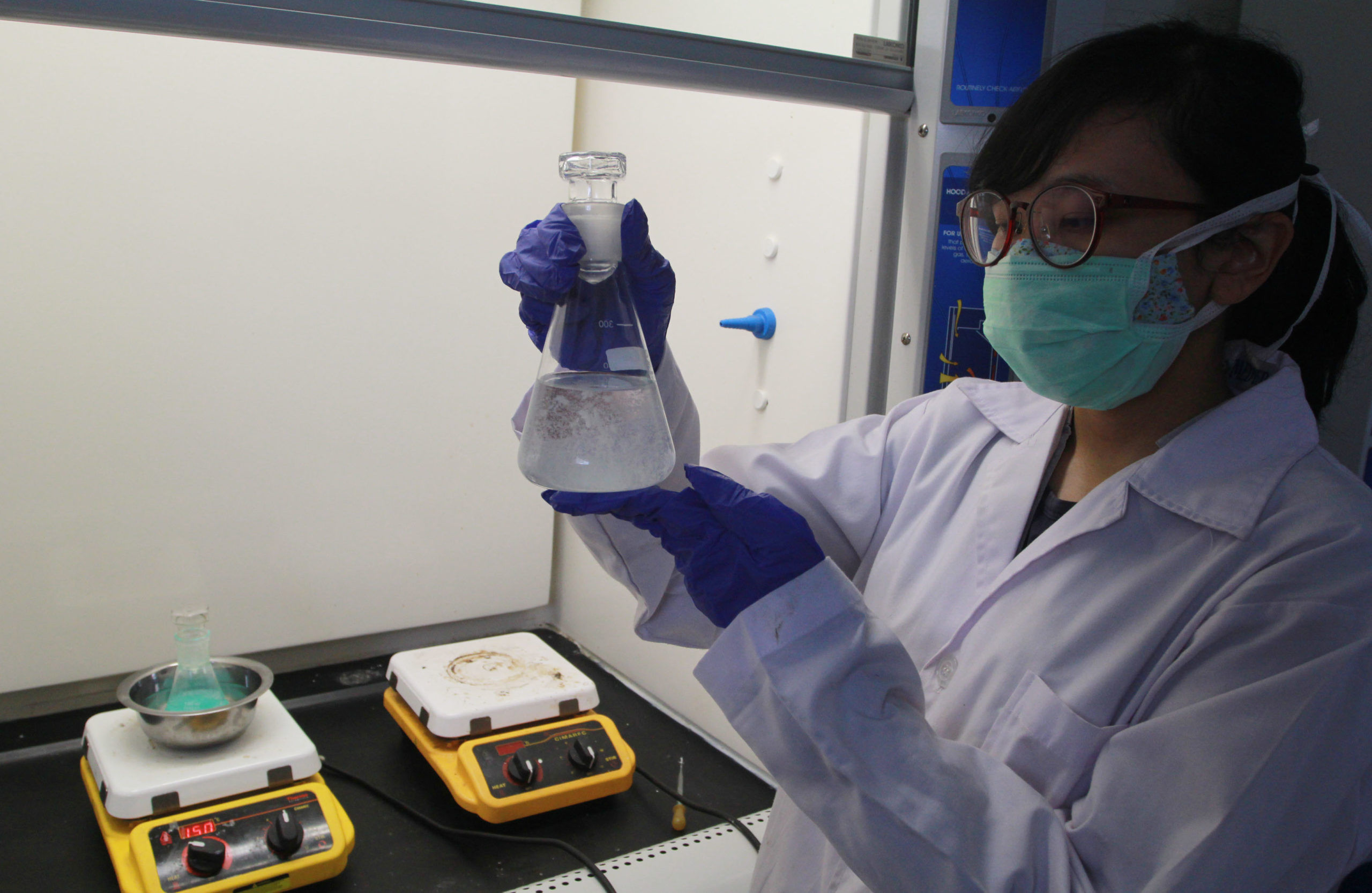 <p>Peneliti dari Pusat Penelitian Kimia Dari LIPI  mengembangkan metode daur ulang limbah medis plastik dengan kristalisasi di Lab Kimia Puspiptek Serpong, Tangerang Selatan (23/2/2021). Foto :Panji Asmoro/TrenAsia</p>
