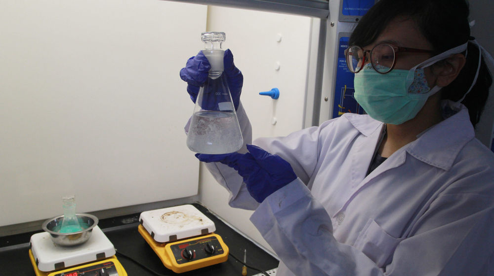 <p>Peneliti dari Pusat Penelitian Kimia Dari LIPI  mengembangkan metode daur ulang limbah medis plastik dengan kristalisasi di Lab Kimia Puspiptek Serpong, Tangerang Selatan (23/2/2021). Foto :Panji Asmoro/TrenAsia</p>
