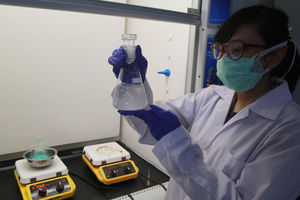 <p>Peneliti dari Pusat Penelitian Kimia Dari LIPI  mengembangkan metode daur ulang limbah medis plastik dengan kristalisasi di Lab Kimia Puspiptek Serpong, Tangerang Selatan (23/2/2021). Foto :Panji Asmoro/TrenAsia</p>
