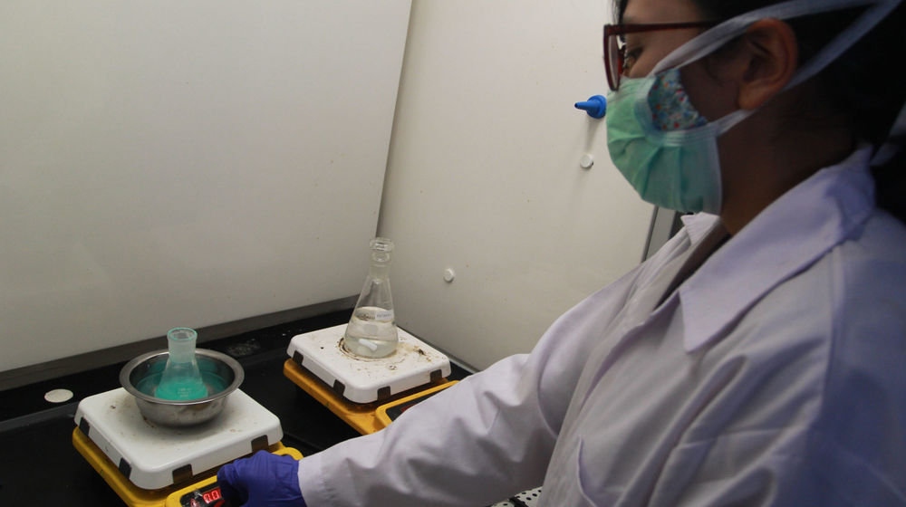 <p>Peneliti dari Pusat Penelitian Kimia Dari LIPI mengembangkan metode daur ulang limbah medis plastik dengan kristalisasi di Lab Kimia Puspiptek Serpong, Tangerang Selatan (23/2/2021). Foto :Panji Asmoro/TrenAsia</p>