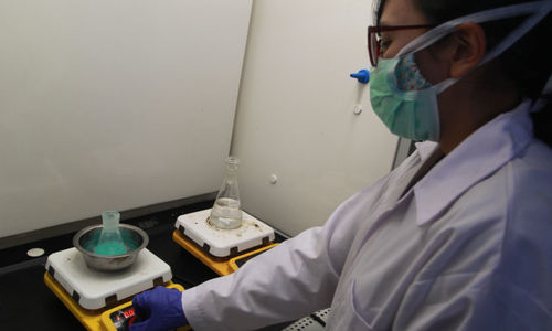 <p>Peneliti dari Pusat Penelitian Kimia Dari LIPI  mengembangkan metode daur ulang limbah medis plastik dengan kristalisasi di Lab Kimia Puspiptek Serpong, Tangerang Selatan (23/2/2021). Foto :Panji Asmoro/TrenAsia</p>
