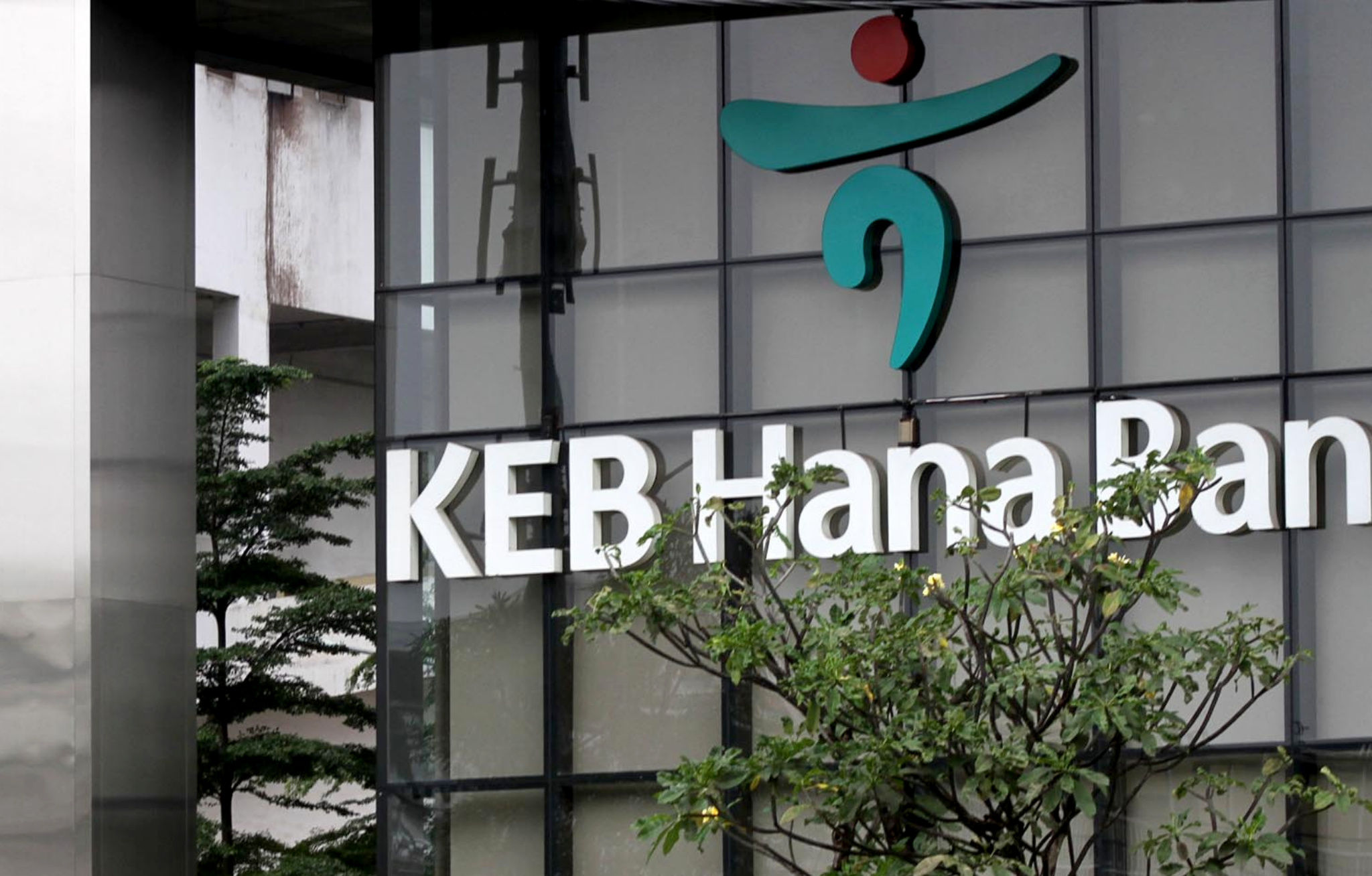 <p>Tampak logo di gedung KEB Hana Bank, di Jalan Gatot Subroto, Jakarta, Selasa, 16 Februari 2021. Foto: Panji Asmoro/TrenAsia</p>
