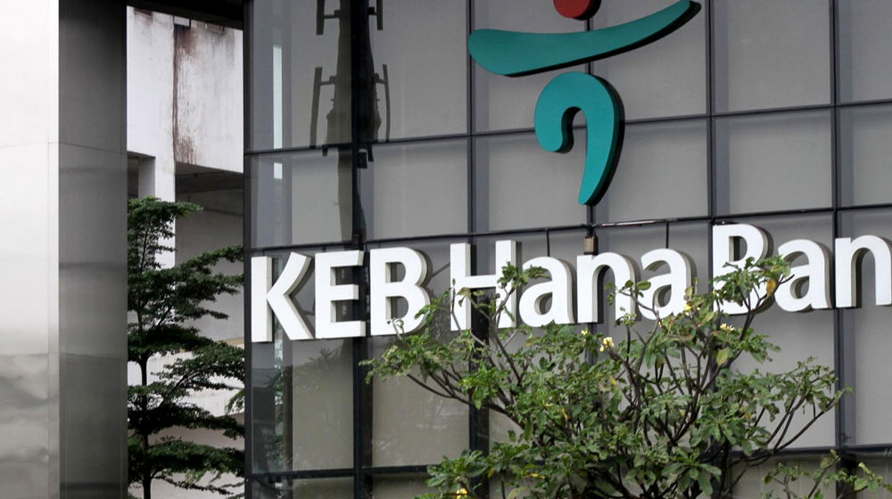Tampak logo di gedung KEB Hana Bank, di Jalan Gatot Subroto, Jakarta, Selasa, 16 Februari 2021.