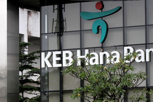 Tampak logo di gedung KEB Hana Bank, di Jalan Gatot Subroto, Jakarta, Selasa, 16 Februari 2021.