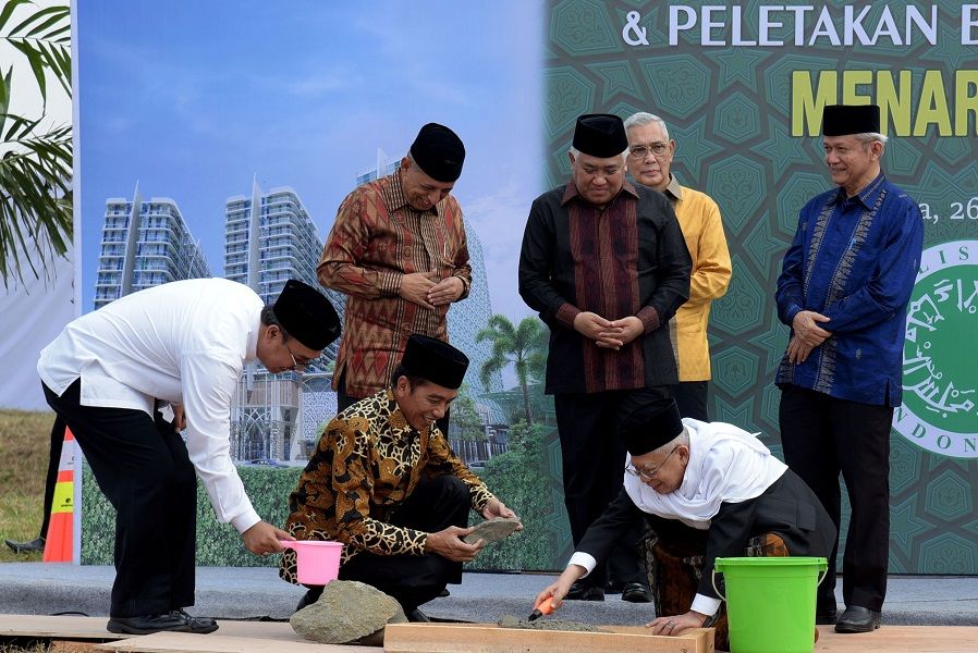 <p>Presiden Jokowi dan Ketua Umum MUI K.H. Maruf Amin melakukan peletakan batu pertama Menara MUI di Jakarta, Kamis, 26 Juli 2018 / Setkab.go.id</p>
