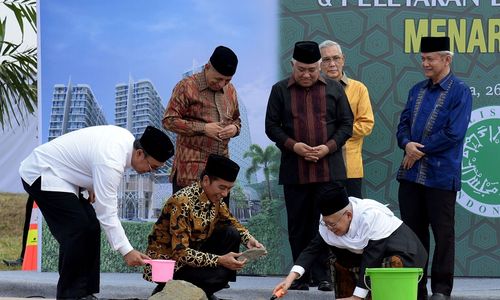 <p>Presiden Jokowi dan Ketua Umum MUI K.H. Maruf Amin melakukan peletakan batu pertama Menara MUI di Jakarta, Kamis, 26 Juli 2018 / Setkab.go.id</p>
