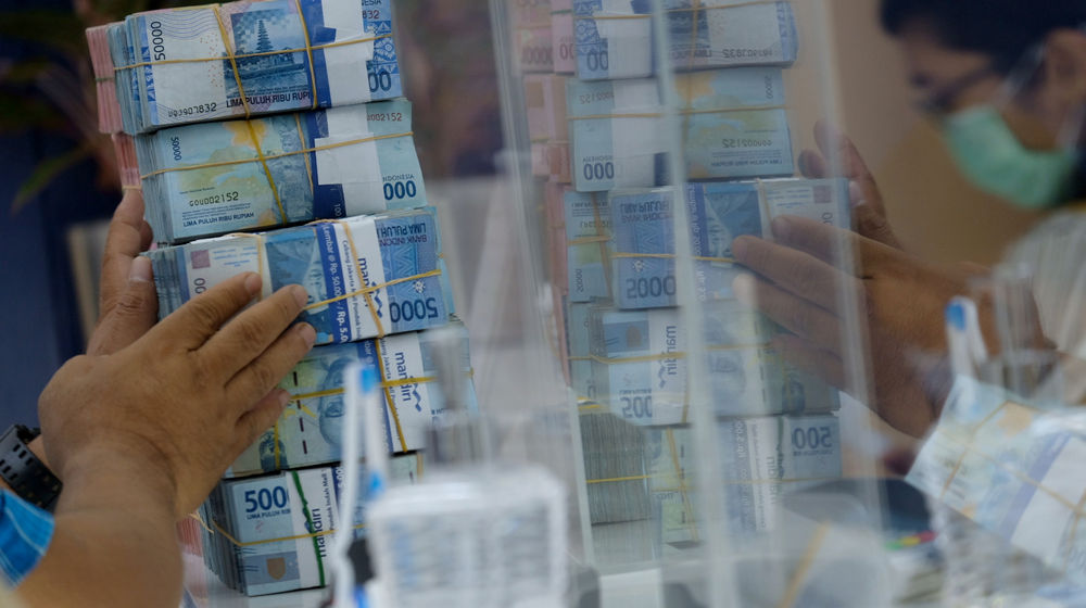 <p>Nasabah melakukan penarikan uang Rupiah di salah satu telker bank di Jakarta, Kamis, 18 Februari 2021. Foto: Ismail Pohan/TrenAsia</p>
