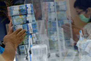 <p>Nasabah melakukan penarikan uang Rupiah di salah satu telker bank di Jakarta, Kamis, 18 Februari 2021. Foto: Ismail Pohan/TrenAsia</p>