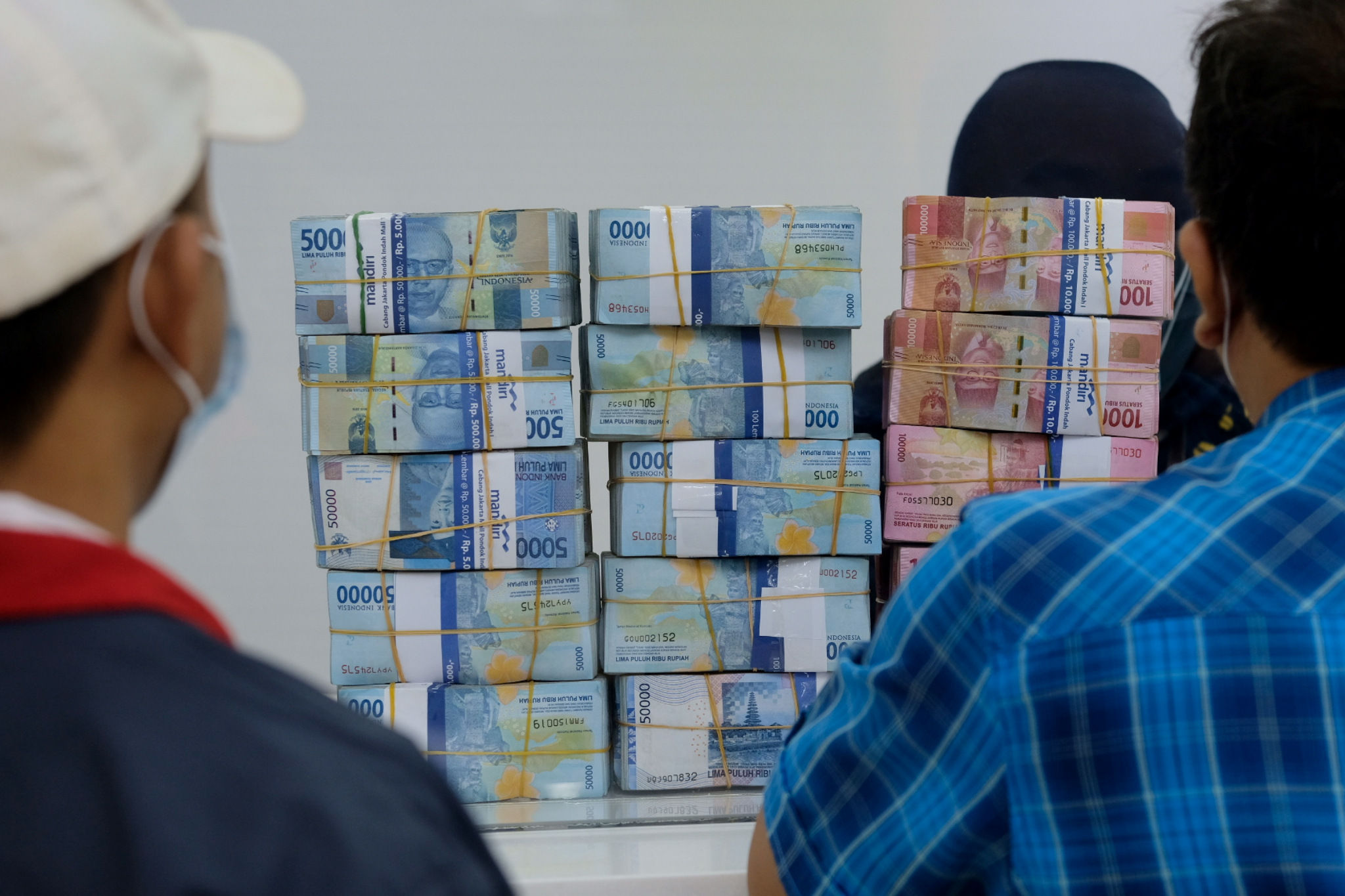 <p>Nasabah melakukan transaksi penarikan uang Rupiah di Jakarta, Kamis, 18 Februari 2021. Foto: Ismail Pohan/TrenAsia</p>
