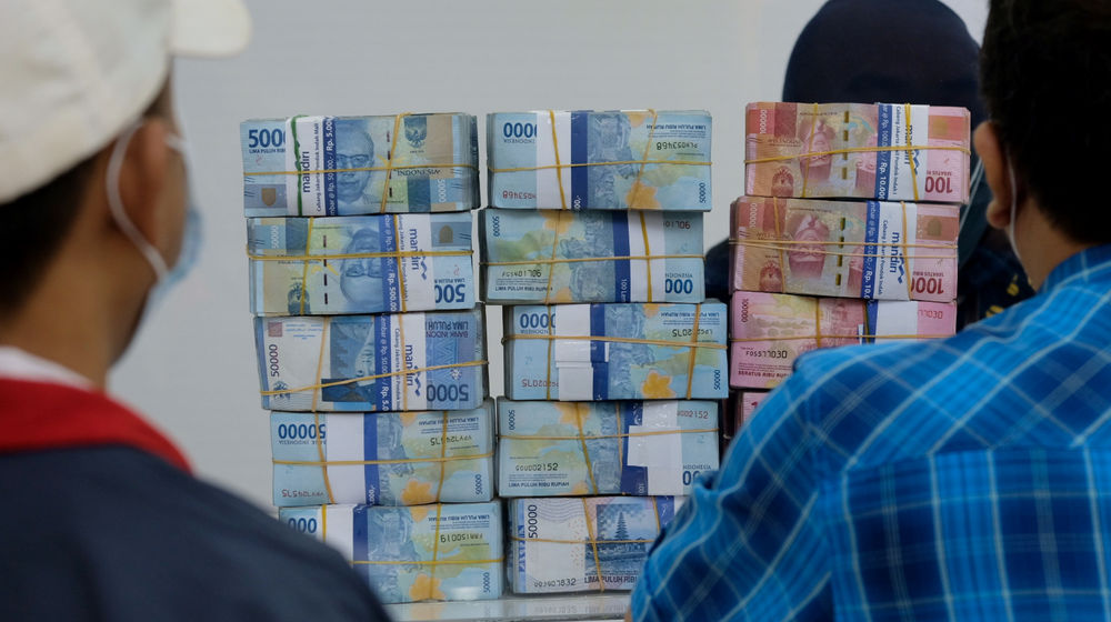 <p>Nasabah melakukan transaksi penarikan uang Rupiah di Jakarta, Kamis, 18 Februari 2021. Foto: Ismail Pohan/TrenAsia</p>
