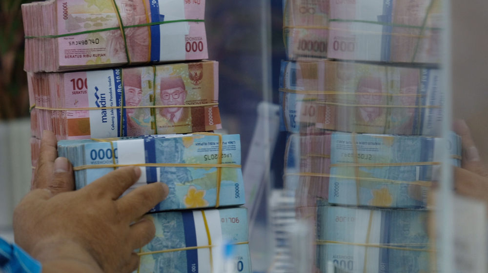 <p>Nasabah melakukan transaksi penarikan uang Rupiah di Jakarta, Kamis, 18 Februari 2021. Foto: Ismail Pohan/TrenAsia</p>
