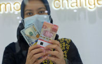 <p>Karyawati menunjukan mata uang Rupiah dan Dolar AS di Jakarta, Kamis, 18 Februari 2021. Foto: Ismail Pohan/TrenAsia</p>
