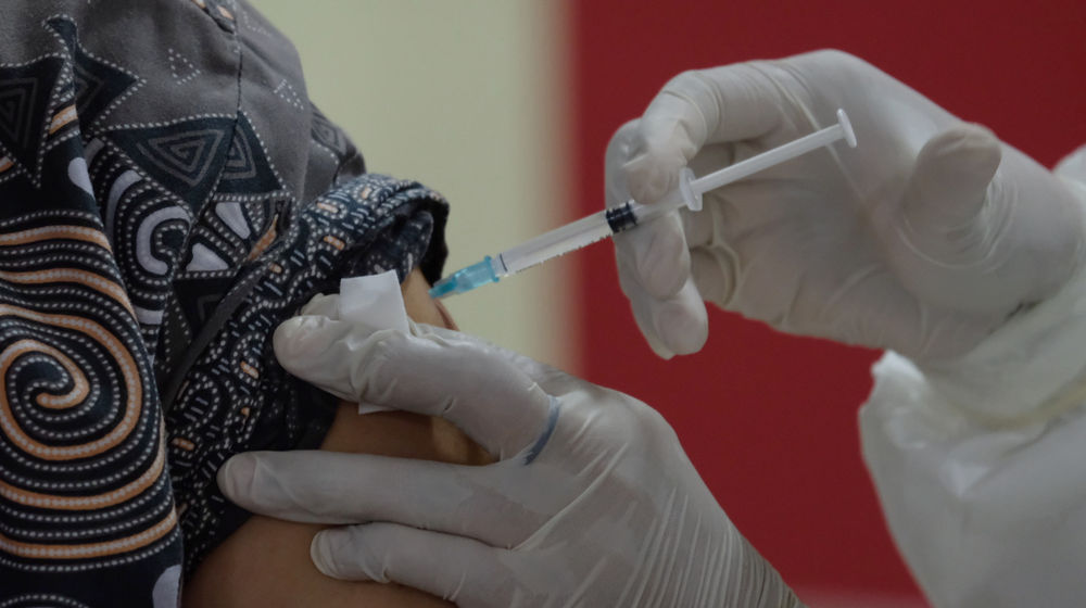 <p>Petugas menyuntikkan vaksin kepada tenaga pendidikan saat vaksinasi tahap II untuk tenaga pendidik, guru, dan dosen di SMA Negeri 70 Jakarta, Rabu, 24 Februari 2021. Foto: Ismail Pohan/TrenAsia</p>
