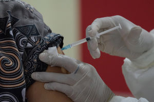 <p>Petugas menyuntikkan vaksin kepada tenaga pendidikan saat vaksinasi tahap II untuk tenaga pendidik, guru, dan dosen di SMA Negeri 70 Jakarta, Rabu, 24 Februari 2021. Foto: Ismail Pohan/TrenAsia</p>
