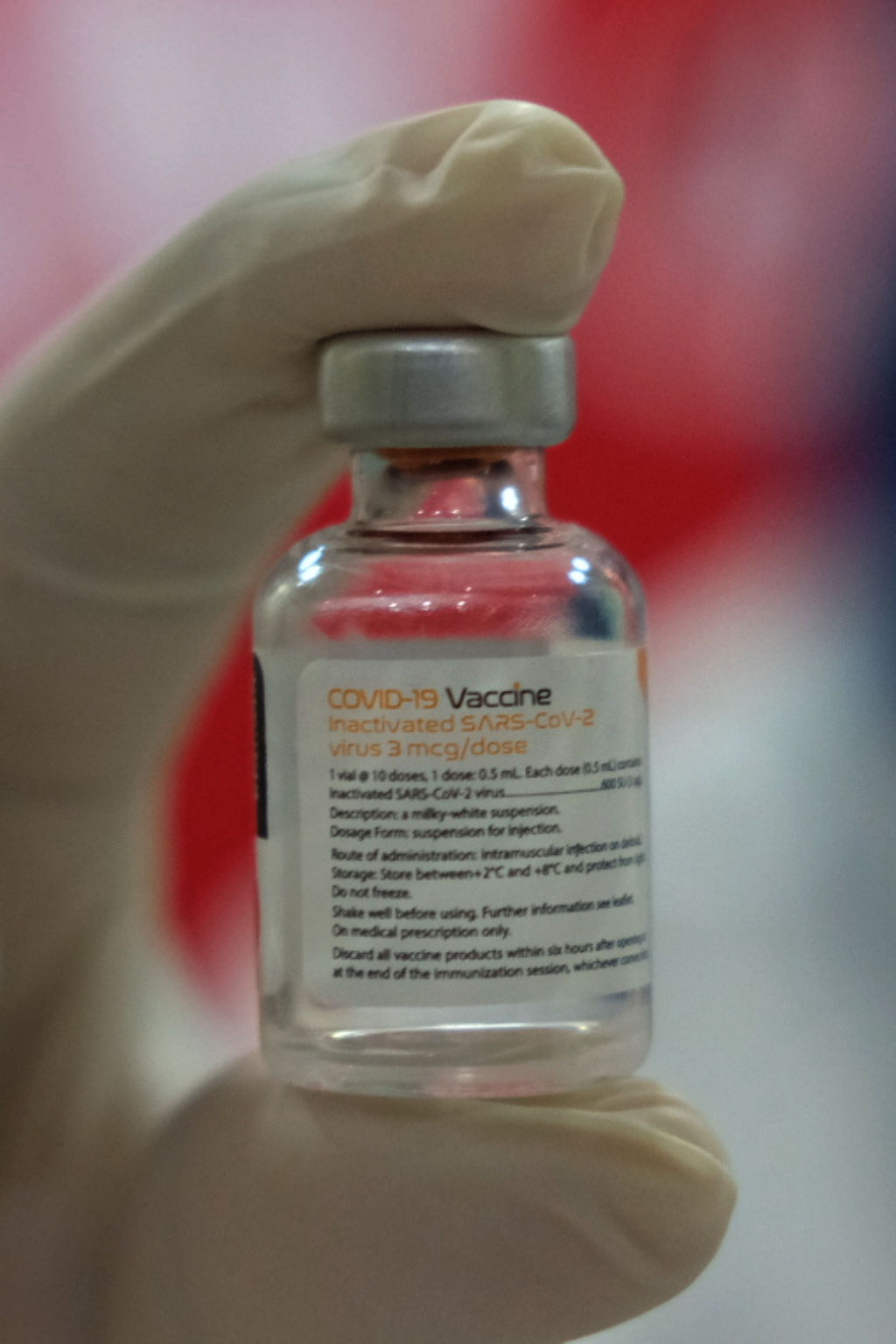 <p>Petugas menunjukkan vaksin Covid-19 biofarma saat vaksinasi tahap II untuk tenaga pendidik, guru, dan dosen di SMA Negeri 70 Jakarta, Rabu, 24 Februari 2021. Foto: Ismail Pohan/TrenAsia</p>
