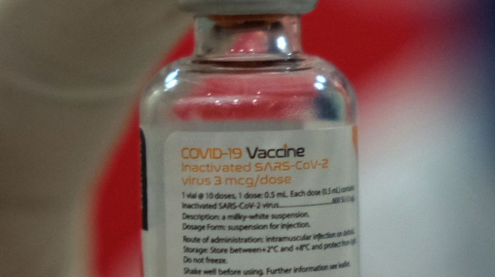 <p>Petugas menunjukkan vaksin Covid-19 biofarma saat vaksinasi tahap II untuk tenaga pendidik, guru, dan dosen di SMA Negeri 70 Jakarta, Rabu, 24 Februari 2021. Foto: Ismail Pohan/TrenAsia</p>
