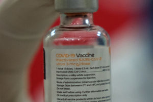 <p>Petugas menunjukkan vaksin Covid-19 biofarma saat vaksinasi tahap II untuk tenaga pendidik, guru, dan dosen di SMA Negeri 70 Jakarta, Rabu, 24 Februari 2021. Foto: Ismail Pohan/TrenAsia</p>
