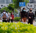 <p>Pekerja melintas pada jam pulang kerja di kawasan Jalan Jenderal Sudirman, Jakarta, Senin, 22 Februari 2021. Foto: Ismail Pohan/TrenAsia</p>
