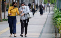 <p>Pekerja melintas pada jam pulang kerja di kawasan Jalan Jenderal Sudirman, Jakarta, Senin, 22 Februari 2021. Foto: Ismail Pohan/TrenAsia</p>
