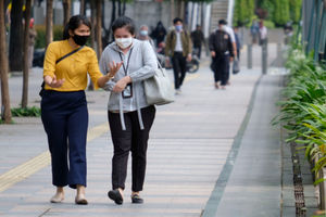 <p>Pekerja melintas pada jam pulang kerja di kawasan Jalan Jenderal Sudirman, Jakarta, Senin, 22 Februari 2021. Foto: Ismail Pohan/TrenAsia</p>
