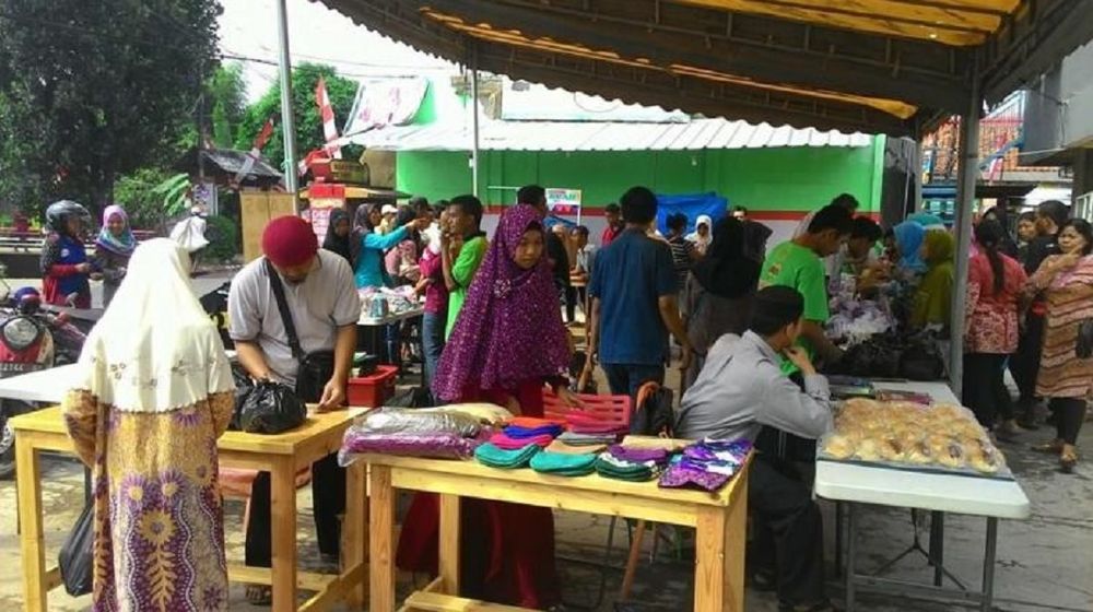 <p>Transaksi di pasar muamalah Depok / Foto: Zaimsaidi.com</p>
