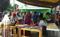 <p>Transaksi di pasar muamalah Depok / Foto: Zaimsaidi.com</p>
