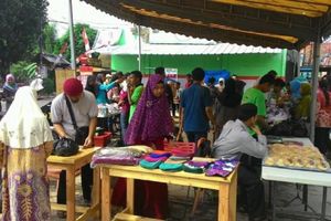 <p>Transaksi di pasar muamalah Depok / Foto: Zaimsaidi.com</p>
