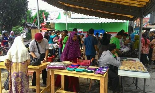 <p>Transaksi di pasar muamalah Depok / Foto: Zaimsaidi.com</p>
