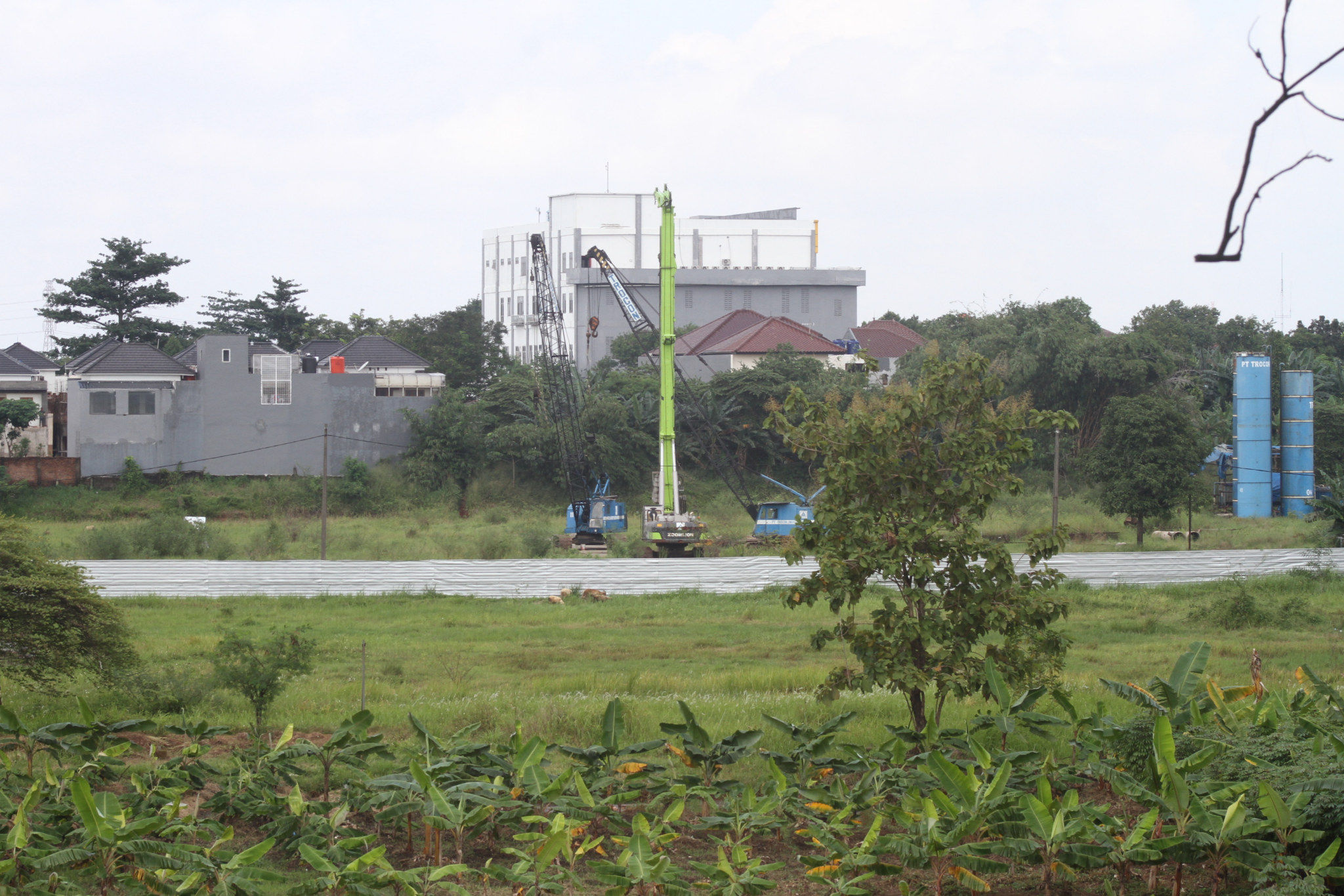 <p>Suasana lengang lokasi pembangunan menara MUI yang mangkrak di kawasan Bambu Apus , Jakarta Timur. Foto: Panji Asmoro/TrenAsia</p>
