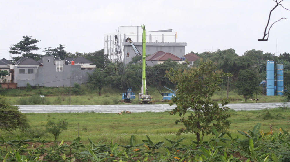<p>Suasana lengang lokasi pembangunan menara MUI yang mangkrak di kawasan Bambu Apus , Jakarta Timur. Foto: Panji Asmoro/TrenAsia</p>
