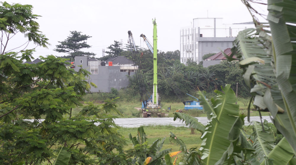<p>Suasana lengang lokasi pembangunan menara MUI yang mangkrak di kawasan Bambu Apus , Jakarta Timur. Foto: Panji Asmoro/TrenAsia</p>
