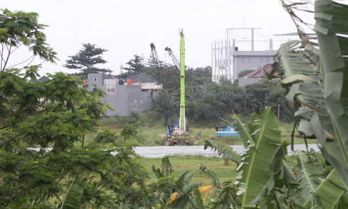 <p>Suasana lengang lokasi pembangunan menara MUI yang mangkrak di kawasan Bambu Apus , Jakarta Timur. Foto: Panji Asmoro/TrenAsia</p>
