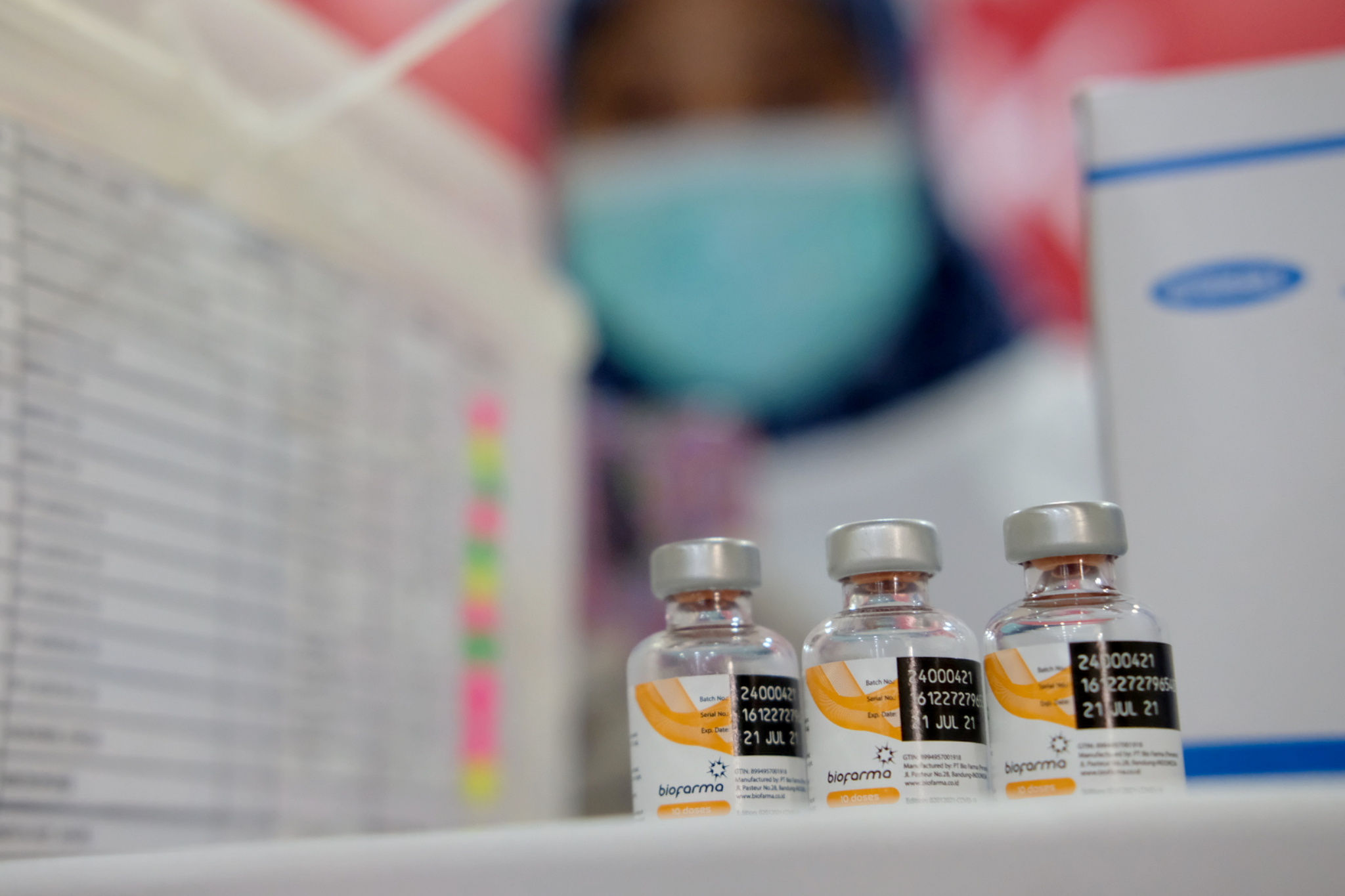 <p>Vaksin Covid-19 dimeja petugas nakes saat pemberian vaksinasi tahap II untuk tenaga pendidik, guru, dan dosen di SMA Negeri 70 Jakarta, Rabu, 24 Februari 2021. Foto: Ismail Pohan/TrenAsia</p>
