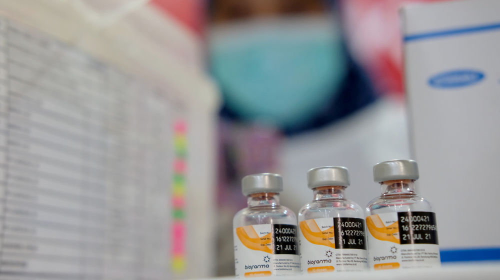 <p>Vaksin Covid-19 dimeja petugas nakes saat pemberian vaksinasi tahap II untuk tenaga pendidik, guru, dan dosen di SMA Negeri 70 Jakarta, Rabu, 24 Februari 2021. Foto: Ismail Pohan/TrenAsia</p>
