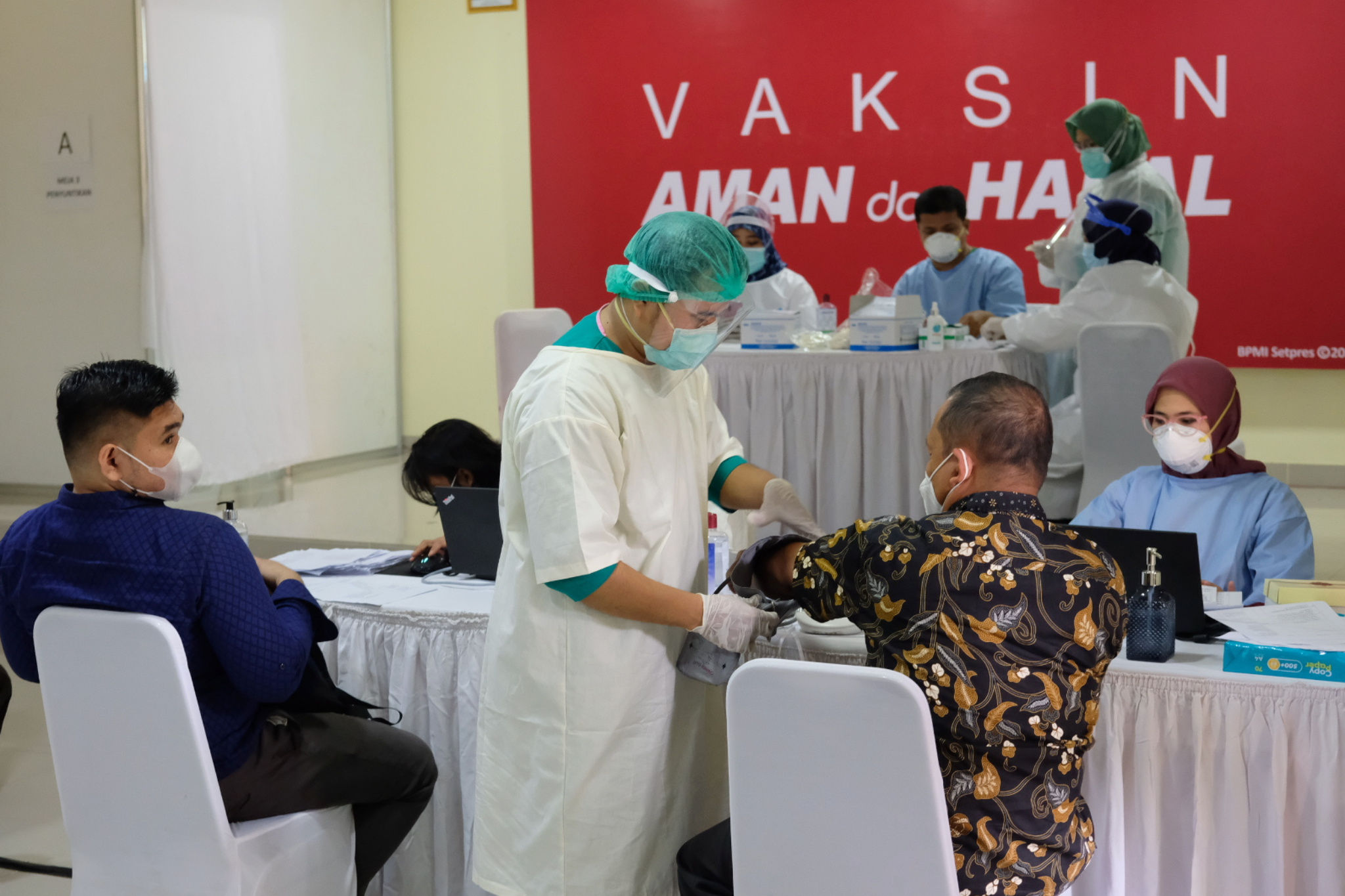 <p>Sejumlah guru menjalani screening sebelum mengikuti vaksinasi tahap II untuk tenaga pendidik, guru, dan dosen di SMA Negeri 70 Jakarta, Rabu, 24 Februari 2021. Foto: Ismail Pohan/TrenAsia</p>
