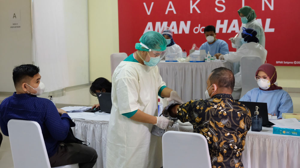<p>Sejumlah guru menjalani screening sebelum mengikuti vaksinasi tahap II untuk tenaga pendidik, guru, dan dosen di SMA Negeri 70 Jakarta, Rabu, 24 Februari 2021. Foto: Ismail Pohan/TrenAsia</p>
