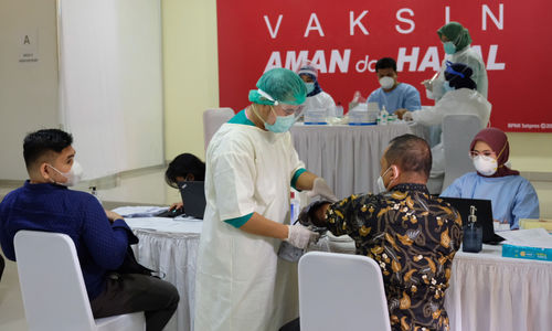 <p>Sejumlah guru menjalani screening sebelum mengikuti vaksinasi tahap II untuk tenaga pendidik, guru, dan dosen di SMA Negeri 70 Jakarta, Rabu, 24 Februari 2021. Foto: Ismail Pohan/TrenAsia</p>
