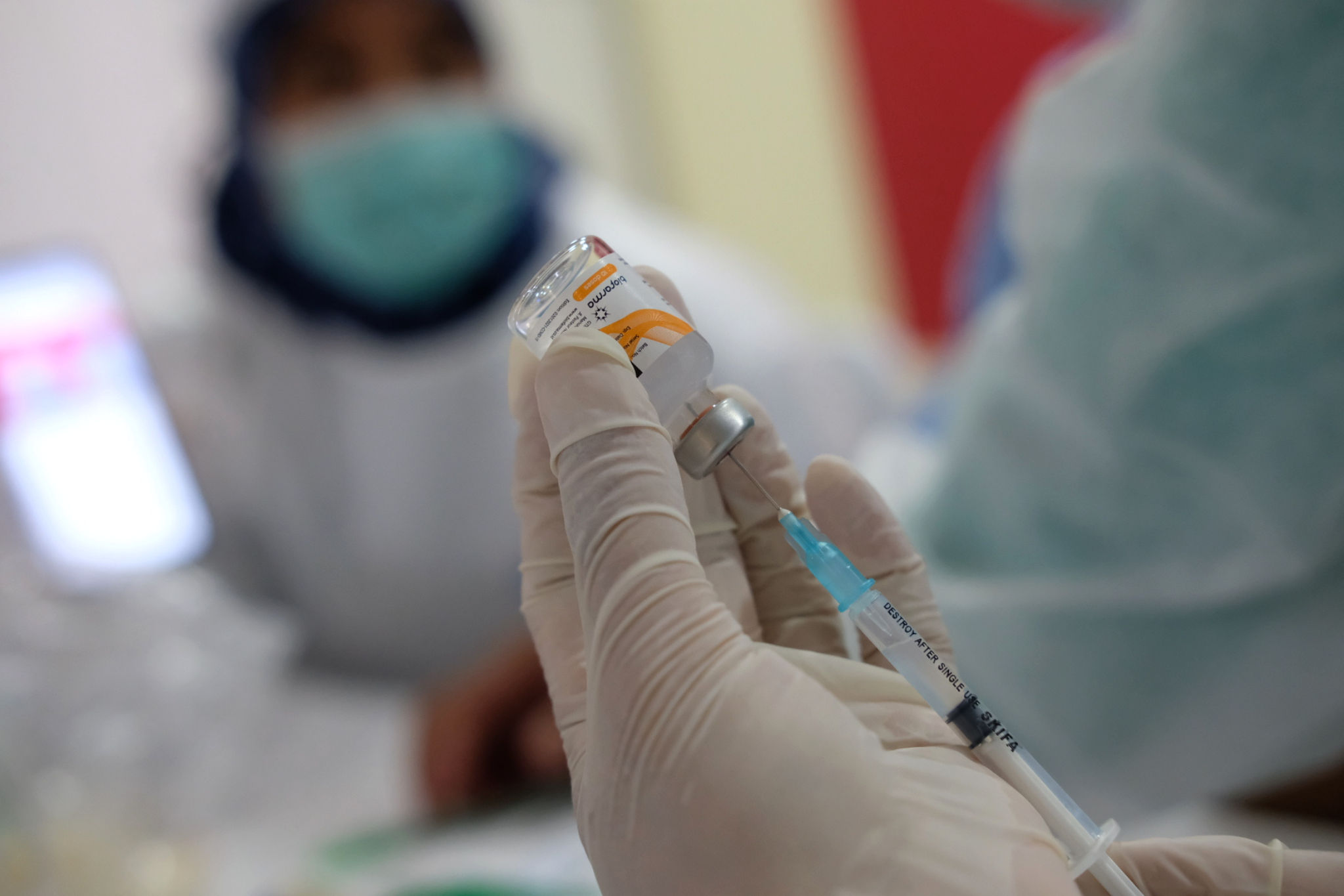 <p>Petugas mengambil cairan vaksin ke alat suntik saat pemberian vaksinasi tahap II untuk tenaga pendidik, guru, dan dosen di SMA Negeri 70 Jakarta, Rabu, 24 Februari 2021. Foto: Ismail Pohan/TrenAsia</p>
