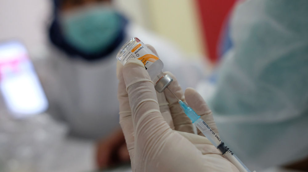 <p>Petugas mengambil cairan vaksin ke alat suntik saat pemberian vaksinasi tahap II untuk tenaga pendidik, guru, dan dosen di SMA Negeri 70 Jakarta, Rabu, 24 Februari 2021. Foto: Ismail Pohan/TrenAsia</p>
