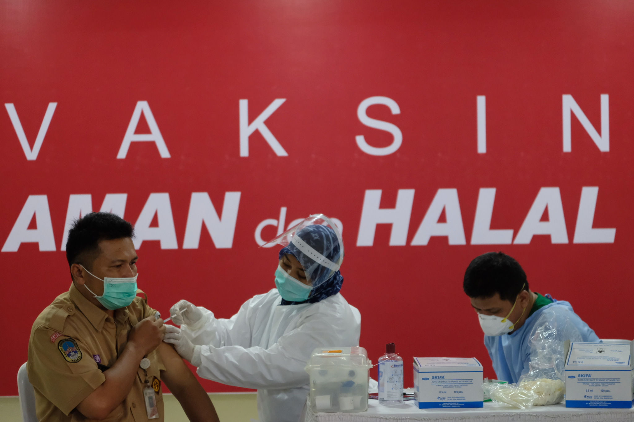 <p>Petugas menyuntikkan vaksin untuk tenaga pendidikan saat vaksinasi tahap II untuk tenaga pendidik, guru, dan dosen di SMA Negeri 70 Jakarta, Rabu, 24 Februari 2021. Foto: Ismail Pohan/TrenAsia</p>
