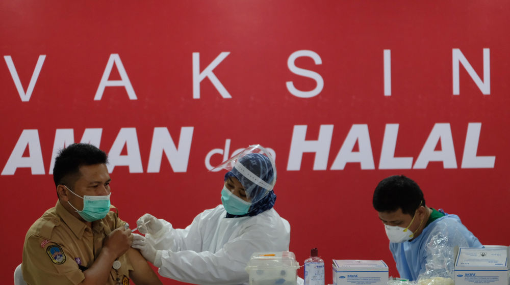 <p>Petugas menyuntikkan vaksin untuk tenaga pendidikan saat vaksinasi tahap II untuk tenaga pendidik, guru, dan dosen di SMA Negeri 70 Jakarta, Rabu, 24 Februari 2021. Foto: Ismail Pohan/TrenAsia</p>
