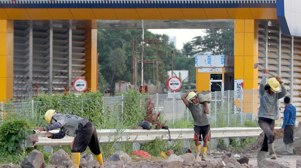 <p>Suasana pengerjaan proyek jalan tol Kunciran-Cengkareng, Jum’at, 12 Februari 2021. Foto: Panji Asmoro/TrenAsia</p>

