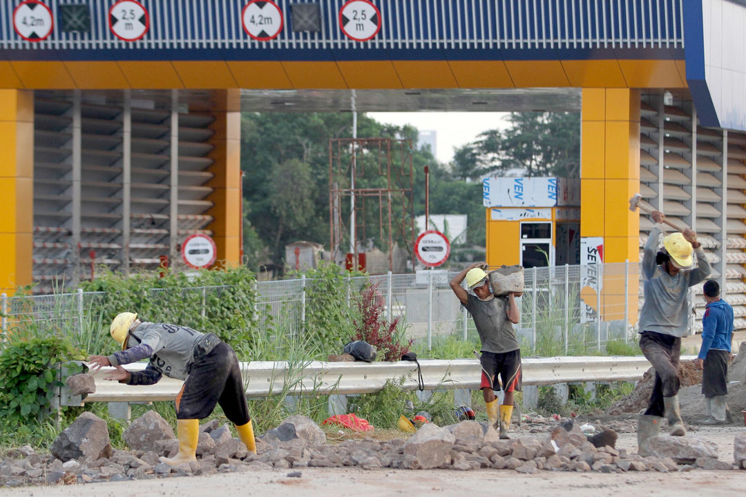 <p>Suasana pengerjaan proyek jalan tol Kunciran-Cengkareng, Jum&#8217;at, 12 Februari 2021. Foto: Panji Asmoro/TrenAsia</p>
