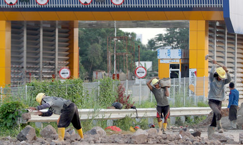 <p>Suasana pengerjaan proyek jalan tol Kunciran-Cengkareng, Jum’at, 12 Februari 2021. Foto: Panji Asmoro/TrenAsia</p>
