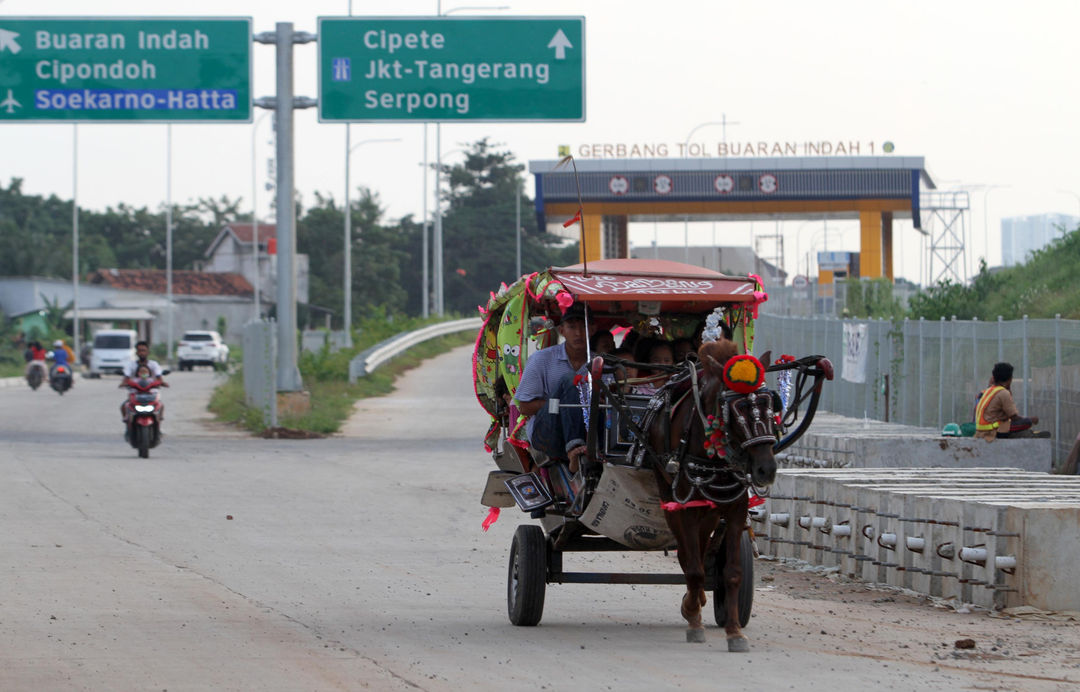 <p>Suasana pengerjaan proyek jalan tol Kunciran-Cengkareng, Jum&#8217;at, 12 Februari 2021. Foto: Panji Asmoro/TrenAsia</p>
