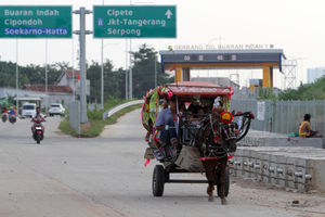 <p>Suasana pengerjaan proyek jalan tol Kunciran-Cengkareng, Jum’at, 12 Februari 2021. Foto: Panji Asmoro/TrenAsia</p>
